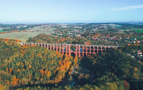 Cầu cạn Göltzsch ở phía bắc Sachsen, cách thị trấn Reichenbach im Vogtland của Đức khoảng 4 km về phía tây. Được xây dựng vào năm 1851, cấu trúc đồ sộ này trải dài khắp thung lũng của sông Gotltz và cao tới hơn 250 feet và có 4 tầng vòm. Trước đây từng là cây cầu đường sắt cao nhất thế giới.