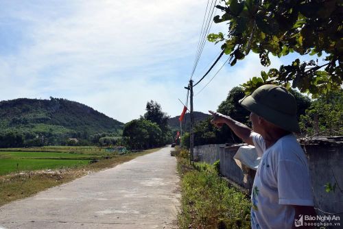 Đến khoảng 7 giờ, ngọn lửa đã được dập tắt. Tuy nhiên, người dân vẫn lo lửa tiếp tục tái phát, vì thời tiết nắng nóng. Ảnh: Xuân Hoàng
