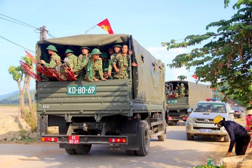 Hàng trăm chiến sỹ thuộc Trung đoàn 1, Sư đoàn 324 đã được điều động để hỗ trợ dập đám cháy. Ảnh: Quang An