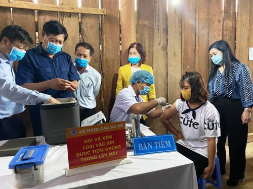 Thứ trưởng Bộ Y tế Đỗ Xuân Tuyên kiểm tra điểm tiêm chủng vaccine bạch hầu tại thôn 6 (đội 2) xã Quảng Hòa