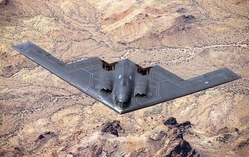 B-21 sử dụng bốn động cơ Pratt &amp; Whitney PW9000, có sải cánh 35-40m, trọng lượng cất cánh 100 tấn, tốc độ bay cận âm; nhỏ hơn B-2 Spirit, nhưng vẫn giữ được khả năng về tải trọng gần tương đương.