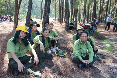 Phút nghỉ ngơi của các chiến sĩ sau khi đám cháy được khống chế