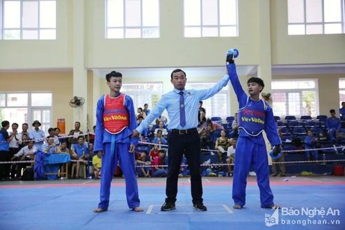 Một trận thi đấu Vovinam giữa hai vận động viên huyện Nam Đàn và Quỳnh Lưu ở hạng cân 48kg THCS. Ảnh: Đức Anh
