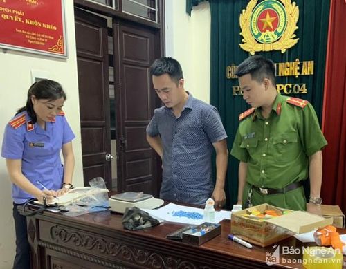 Thuốc lắc được đối tượng cất giấu trong các vỏ hộp nhựa bị lực lượng chức năng phát hiện. Ảnh: Trọng Tuấn