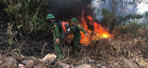Đồn Biên phòng Diễn Thành phối hợp các lực lượng tổ chức chữa cháy.