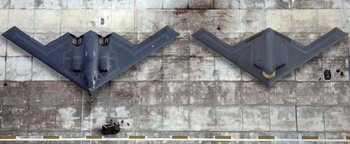 Hình ảnh B-2 (trái) trên đường băng và mô hình (B-21 phải). Ảnh B-2: Bennie Davis III/USAF, Minh họa B-21 Raider: Mike Tsukamoto.