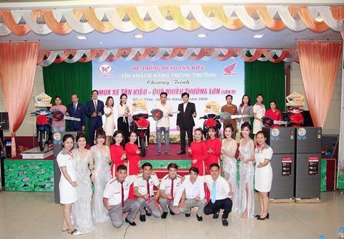 Trao giải thưởng cho các khách hàng may mắn chương trình “Mua xe Tân Kiều – Quà nhiều thưởng lớn lần thứ 11”