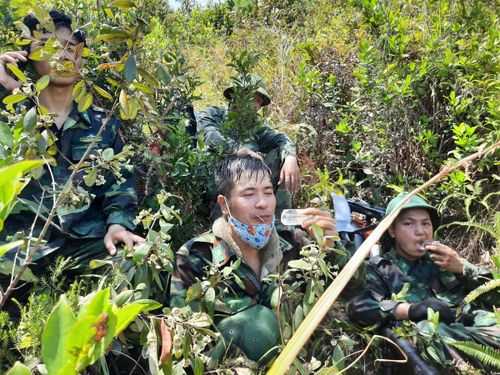  Các cán bộ, chiến sĩ nghỉ giải lao dùng đá lạnh giải nhiệt vì nắng nóng.