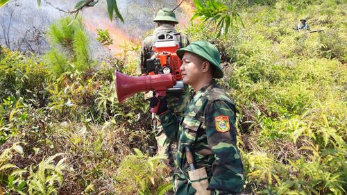  Cán bộ, chiến sĩ LLVT vẫn thường trực tại đám cháy để dập lửa. 