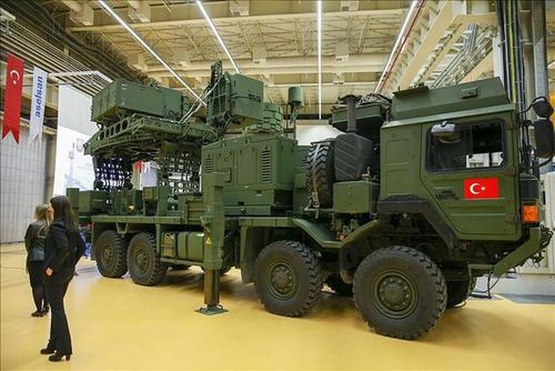 Trước đây, lãnh đạo Đảng Thổ Nhĩ Kỳ Vatan (Rodina) Dogu Perincek từng cho rằng hệ thống phòng không S-400 đã được mua để chống lại các mối đe dọa từ Mỹ và Israel. “Một quốc gia không có nền an ninh vững mạnh, thì sẽ không có kinh tế. Lực lượng vũ trang Thổ Nhĩ Kỳ quyết tâm sẽ sử dụng S-400 bất chấp sự phản đối của các nước”, ông nhấn mạnh.
