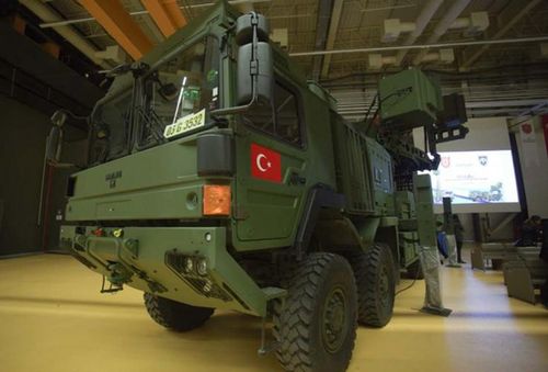 Vốn là đồng minh của Mỹ, tham gia chương trình phát triển máy bay chiến đấu F-35, có cơ hội sở hữu tiêm kích thế hệ 5 tối tân này trong biên chế, nhưng kể từ khi ký kết với Nga hợp đồng mua S-400, Thổ Nhĩ Kỳ đã bị Washington trừng phạt. Thiệt thòi, bất lợi liên tục đến với Thổ Nhĩ Kỳ và hợp đồng mua S-400 vẫn liên tục cắn xé ngân sách quốc phòng của nước này.