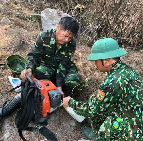 BĐBP sử dụng máy thổi để chữa cháy. Ảnh: Anh Bách