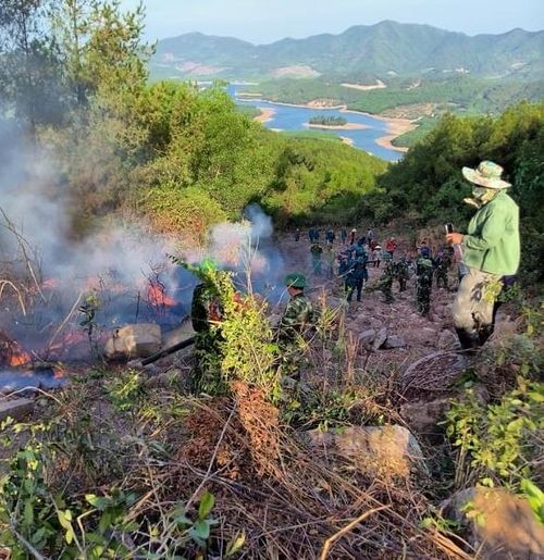 BĐBP phối hợp cùng các lực lượng và nhân dân cơ động đến chữa cháy tại địa bàn xã Diễn Phú, huyện Diễn Châu. Ảnh: Anh Bách