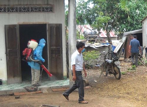 Phun hóa chất khử khuẩn tại xã Ya Xiêr, huyện Sa Thầy (ảnh Khoa Điềm)