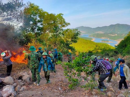 Các lực lượng chức năng, BĐBP và người dân cắt cử thường trực để sẵn sàng xử lý khi có tình huống xảy ra.