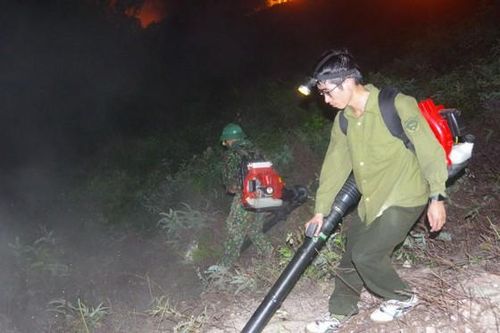 Trong đêm, lực lượng vũ trang, trong đó có hàng trăm cán bộ, chiến sĩ Trung đoàn 841, công an tỉnh và Bộ đội Biên phòng Hà Tĩnh cùng với lực lượng tại chỗ, gồm công an, quân đội, hạt kiểm lâm… tích cực dập lửa.