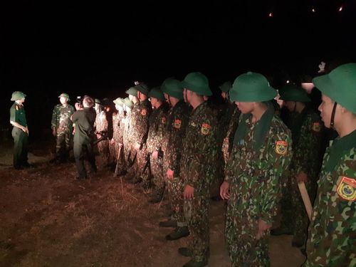 Cán bộ chiến sỹ ĐVTN tiểu đoàn huấn luyện cơ động – BĐBP Hà Tĩnh triển khai phương tiện chữa cháy.