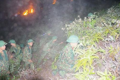 Trong đêm, các lực lượng chiến sĩ phát quang, phân luồng để khống chế đám cháy.