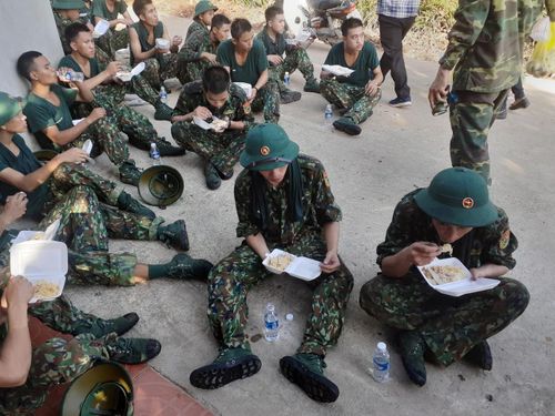Bữa cơm ăn nhanh của lực lượng bộ đội Hà Tĩnh sau giờ nghỉ chữa cháy.