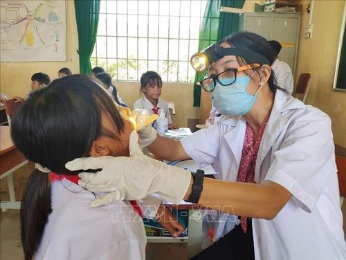 Ngành y tế mượn tạm lớp học để tổ chức điều tra dịch tễ, khám, điều trị bệnh bạch hầu. Ảnh: TTXVN phát