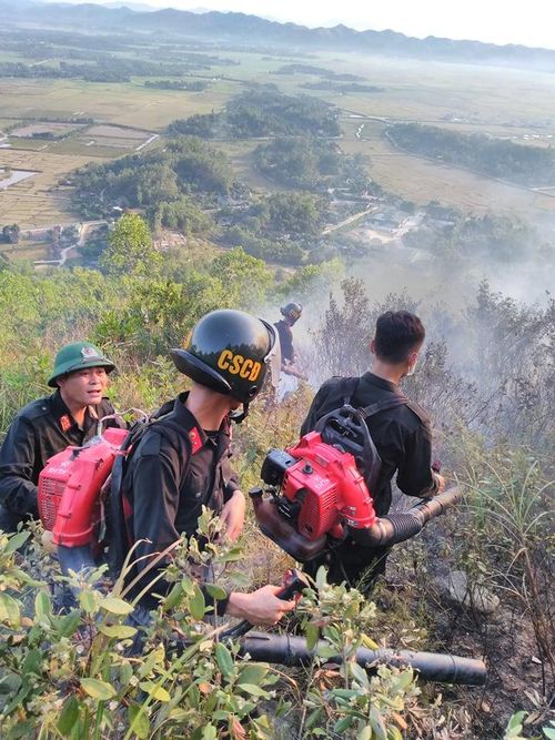 Theo ghi nhận, hiện chỉ còn một vài điểm lửa nhỏ, các lực lượng chức năng đang túc trực, tiếp tục triển khai các phương án để tránh lửa bùng phát trở lại.