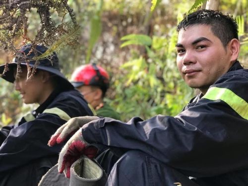 Anh em cán bộ, chiến sỹ gần như kiệt sức sau 15 giờ đồng hồ dầm mình giữa biển lửa.
