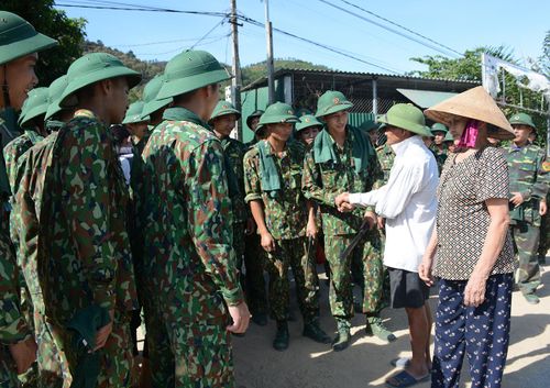  Người dân xã Sơn Trà chia tay Bộ đội Biên phòng tỉnh.