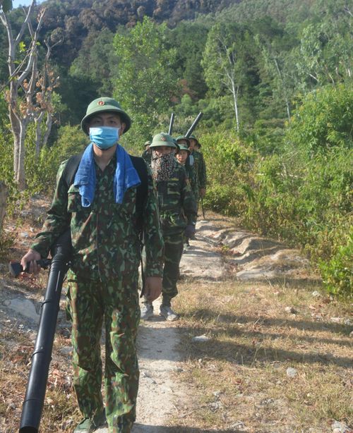  Cán bộ, chiến sĩ BĐBP Hà Tĩnh trên đường chữa cháy trở về.