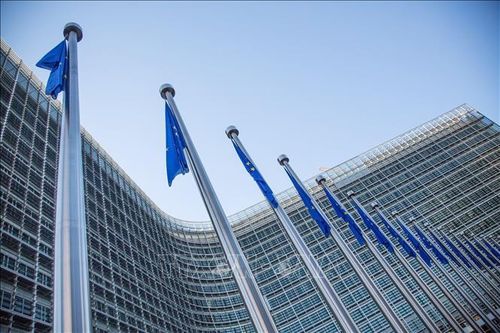 Cờ EU tại trụ sở Ủy ban châu Âu, Brussels, Bỉ. Ảnh: AFP/TTXVN