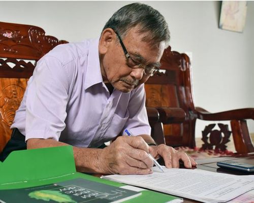Dù đã 80 tuổi nhưng ông Đào Lai vẫn rất say mê với công tác Hội. Ảnh: T.D