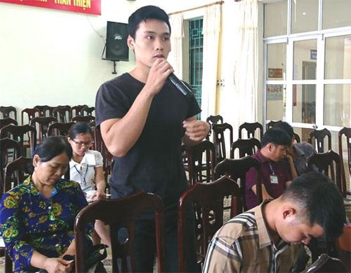  Những ý kiến của người dân gửi bằng văn bản và trực tiếp tại các buổi đối thoại đã giúp chính quyền phường và quận Hà Đông thấy những vướng mắc trong giải quyết TTHC. Trong ảnh: Anh Đặng Đình Khoa ở Phú Lãm nêu ý kiến.