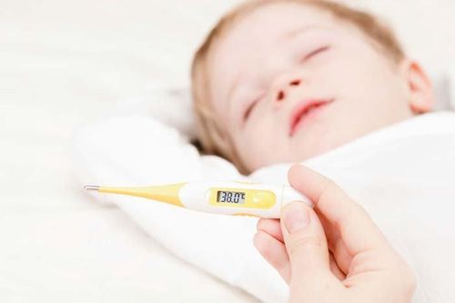 Nhiều trẻ sốt cao khi mọc răng. (Ảnh minh họa)