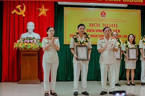 Đồng chí Lê Quỳnh Hoa - Viện trưởng VKSND tỉnh Hà Tĩnh trao thưởng các cá nhân điển hình tiên tiến.