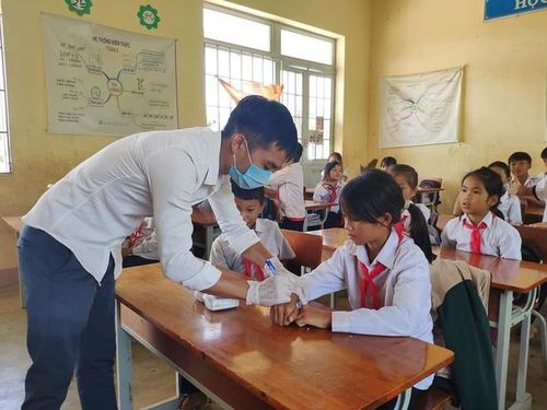 Ngành Y tế lấy mẫu các trường hợp nghi ngờ đi xét nghiệm 