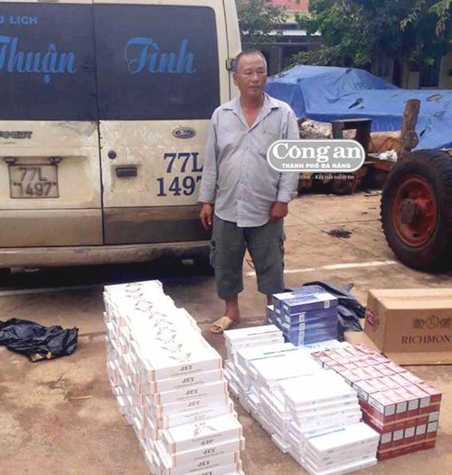 Tài xế Tình cùng tang vật.