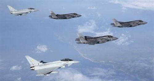 Tiêm kích Typhoon bay cùng F-35.