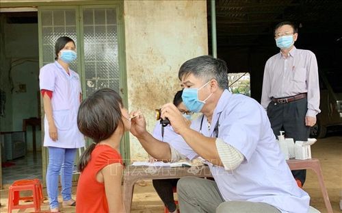 Ngành y tế tỉnh Gia Lai thực hiện khám sàng lọc cho người dân tại làng Bông Hiot, xã Hải Yang, huyện Đak Đoa, nơi có ca bệnh bạch hầu tử vong.