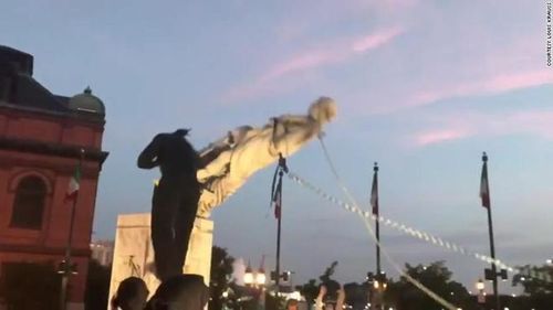 Người biểu tình tại thành phố Boston, Massachusetts kéo đổ tượng Christopher Columbus. Cảnh sát dường như không xuất hiện tại hiện trường để can thiệp.