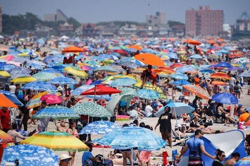 Bắt đầu kỳ nghỉ lễ, bãi biển Coney Island ở Brooklyn, New York trở nên đông đúc hơn bao giờ hết. 