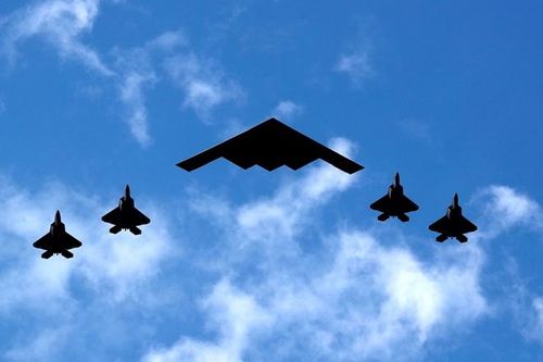 Máy bay ném bom tàng hình B-2 Spirit của Không quân Mỹ bay cùng bốn máy bay chiến đấu F-35 của Thủy quân lục chiến Mỹ. 