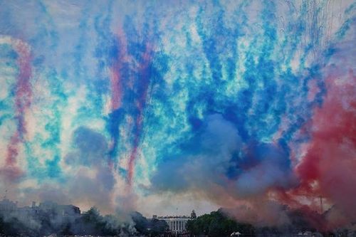 Chương trình kỷ niệm năm nay mang tên "Chào nước Mỹ năm 2020". Đây là màn nhả khói đỏ, trắng và xanh của các máy bay chiến đấu Mỹ. 