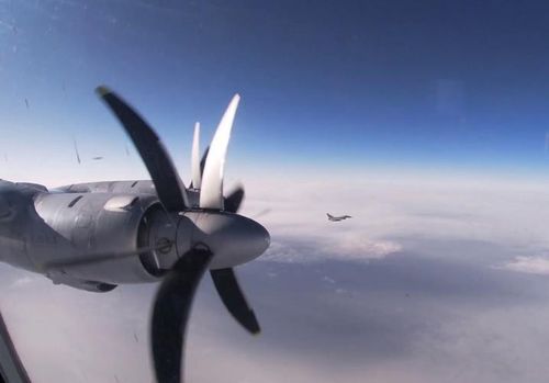 "Biên đội Tu-142 được tiêm kích hạng nặng MiG-31 hộ tống nhằm thực hành nội dung hiệp đồng chiến đấu, cũng như định vị trên địa hình không có điểm mốc và radar dẫn đường", thông cáo có đoạn viết.