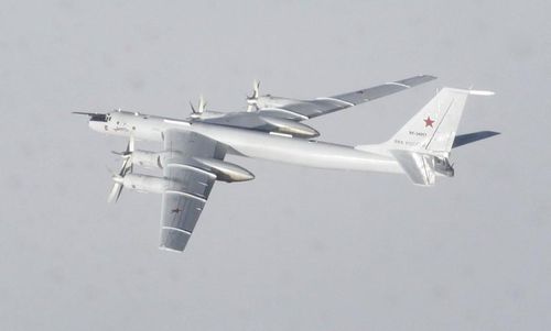 Phiên bản Tu-142MZ ra đời trong thập niên 1990 với động cơ và hệ thống điện tử mạnh hơn.