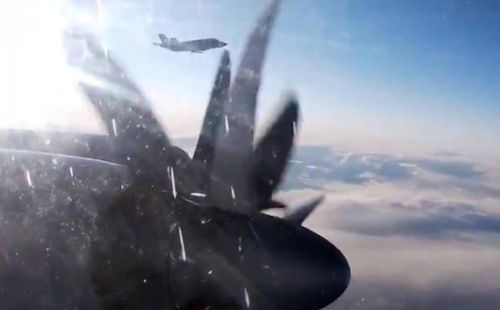 Tu-142 là dòng máy bay săn ngầm và tuần thám biển tầm xa ra đời từ thời Liên Xô, dựa trên nền tảng oanh tạc cơ chiến lược Tu-95.