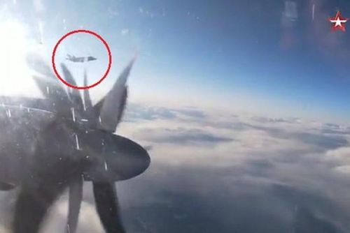 Chiến đấu cơ F-16 Na Uy và tiêm kích tàng hình F-35 Italy đồn trú trên đảo Iceland đã triển khai theo dõi biên đội Nga trong một số chặng bay.