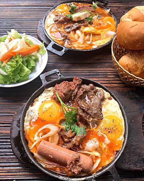Tất cả được chuẩn bị chỉn chu, nóng hổi với sắc màu bắt mắt kích thích vị giác của tín đồ ẩm thực. Tiệm bánh mì ở đường Đặng Trần Côn, quận 1 hay Hòa Hưng, quận 10 là một trong những nơi hút khách thưởng thức bánh mì chảo mỗi sáng. Ảnh: Phunnsfood.