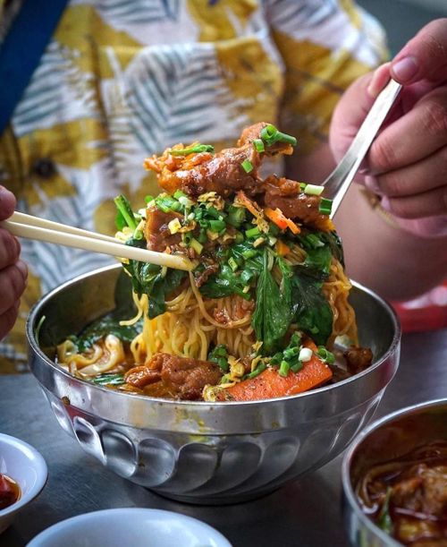Đặc biệt, hủ tiếu mì bò kho là phiên bản ẩm thực chất lượng bạn không thể bỏ lỡ. Mỗi phần ăn chinh phục thực khách bởi độ nóng hổi, thịt bò mềm và béo ngậy, xá bấu vàng ươm, nước dùng đậm vị. Quán trên đường Nguyễn Chí Thanh, quận 11, là nơi phục vụ món hủ tiếu này. Ảnh: Foodholicvn.