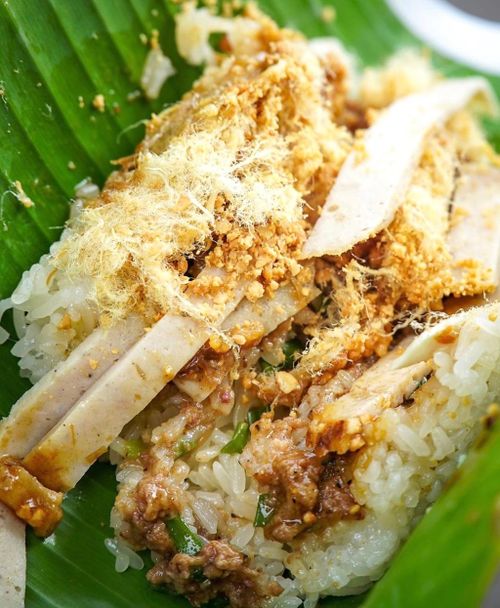 Xôi bắp, sầu riêng hay xôi Bắc kết hợp cùng chà bông, pate, thịt, chả, trứng ốp la với vị béo, mặn, cay hòa quyện khiến nhiều người thỏa mãn vị giác. Đường Nguyễn Duy Dương, quận 5 hay Đoàn Văn Bơ, quận 4 là một số tọa độ bạn có thể tìm trải nghiệm các kiểu xôi hấp dẫn. Ảnh: Kaiwaii.food, Foodholicvn.