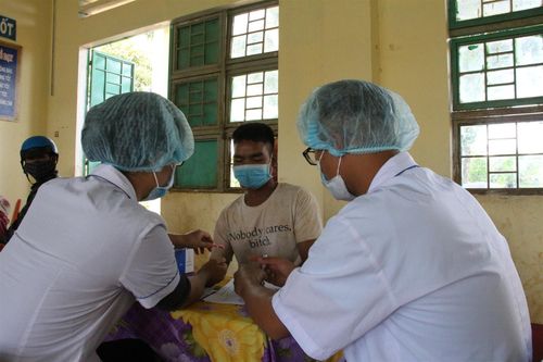 Người dân được phát thuốc về uống để phòng, chống bạch hầu.