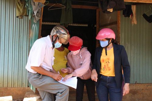 Chính quyền địa phương phối hợp với ngành Y tế kiểm tra, tuyên truyền về cách phòng, chống bạch hầu đến người dân.
